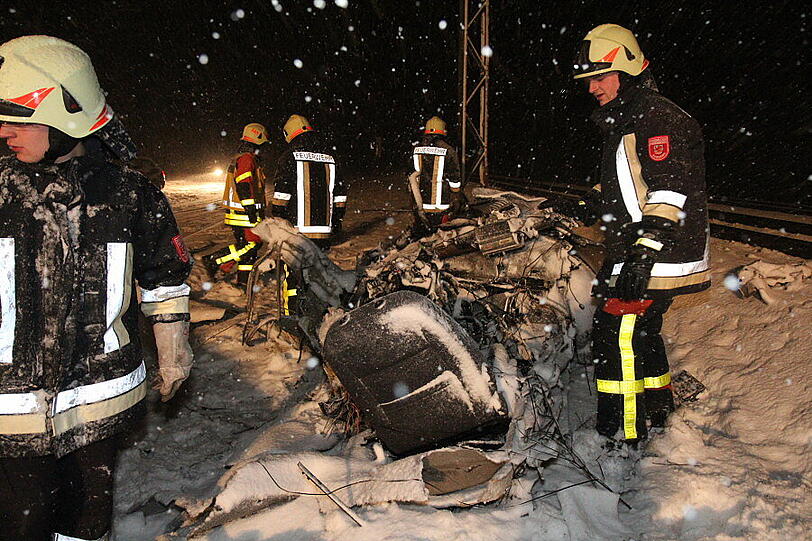 In Surberg bei Traunstein kollidiert ein Railjet-Zug mit dem Auto einer Rentnerin, das auf die Gleise gerutscht ist. Das Auto wird von der Wucht des Aufpralls in zwei Teile zerrissen. Verletzt wird glücklicherweise niemand.