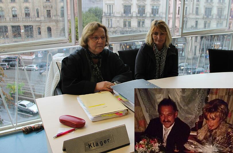 Verhandlung in München: Claudia A. (r.) mit Anwältin Sarina Brix.. Hans-Peter A. mit seiner Frau Claudia in einem Lokal kurz vor seinem Tod.