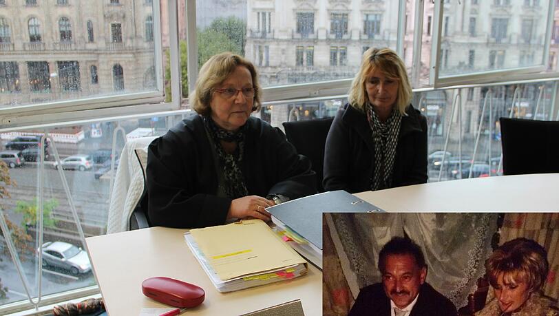 Verhandlung in München: Claudia A. (r.) mit Anwältin Sarina Brix.. Hans-Peter A. mit seiner Frau Claudia in einem Lokal kurz vor seinem Tod. Verhandlung in München: Claudia A. (r.) mit Anwältin Sarina Brix.. Hans-Peter A. mit seiner Frau Claudia in einem Lokal kurz vor seinem Tod.