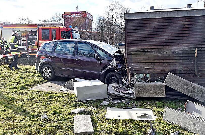 Bilder vom Unfall auf der A9: An der Ausfahrt Fröttmanning raste ein Mann mit seinem Wagen in ein Technikgebäude, welches für das Verkehrsleitsystem auf der Autobahn zuständig ist.