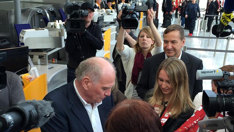 Uli Hoeneß am Münchner Flughafen kurz vor dem Abflug nach Lissabon. Uli Hoeneß am Münchner Flughafen kurz vor dem Abflug nach Lissabon.