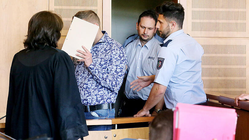 Zwei der Angeklagten im Landgericht in Krefeld. Die Richter werteten den Tod eines Rentners als Raub mit Todesfolge.