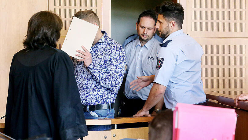 Zwei der Angeklagten im Landgericht in Krefeld. Die Richter werteten den Tod eines Rentners als Raub mit Todesfolge. Zwei der Angeklagten im Landgericht in Krefeld. Die Richter werteten den Tod eines Rentners als Raub mit Todesfolge.