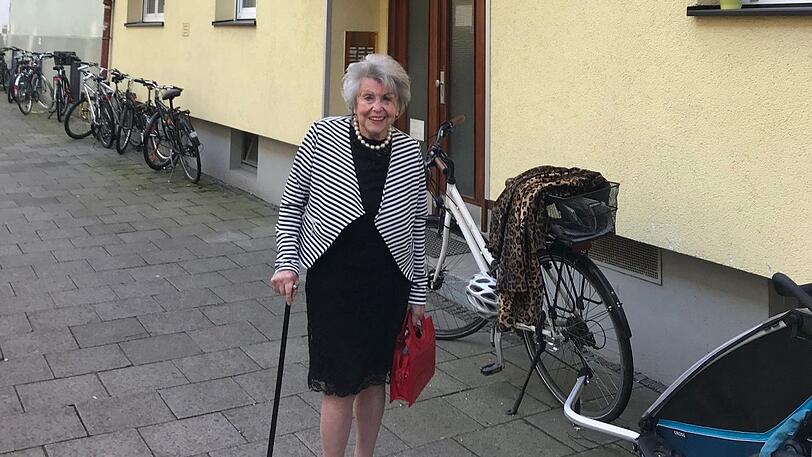 Ihr altes Zuhause: Ruth Megary vor dem Hauseingang in der Keuslinstraße in Schwabing.