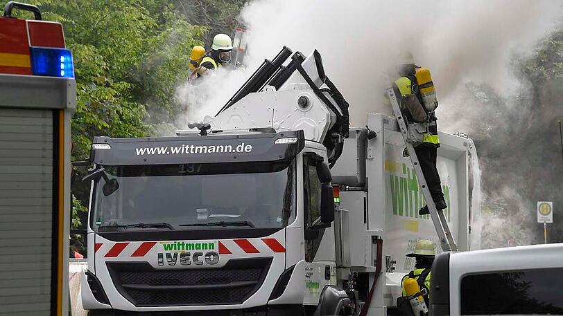 Die Flammen breiteten sich im Ladegut so rasch aus, dass es der Feuerwehr nicht mehr gelang, den Brand von außen über den Ladetrichter unter Kontrolle zu bringen.