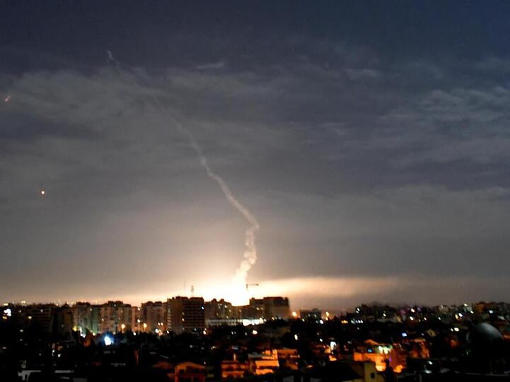 Syrische Luftabwehr am Himmel über Damaskus.