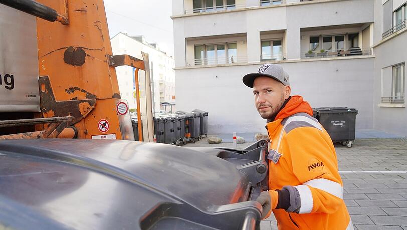 Auch Franz Lex ist Mülllader in Haidhausen. Der Tag beim AWM beginnt früh, schon um 6.30 Uhr. Auch Franz Lex ist Mülllader in Haidhausen. Der Tag beim AWM beginnt früh, schon um 6.30 Uhr.