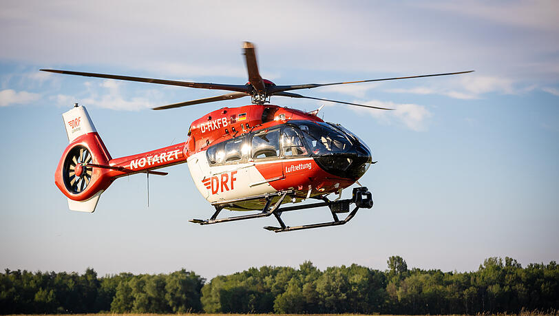 Der Mann ist mit einem Hubschrauber in ein Klinikum geflogen worden, wo er kurze Zeit später seinen Verletzungen erlag. (Symbolbild)