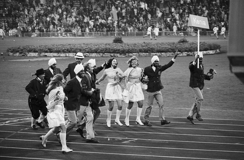 Schlusszeremonie, 11. September 1972: Abschied der kenianischen Athleten mit Olympia-Hostessen.