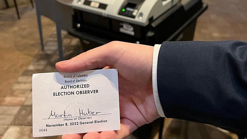 Dass es bei der Wahl mit rechten Dingen zuging, konnte Martin Huber in einem Wahllokal beobachten.