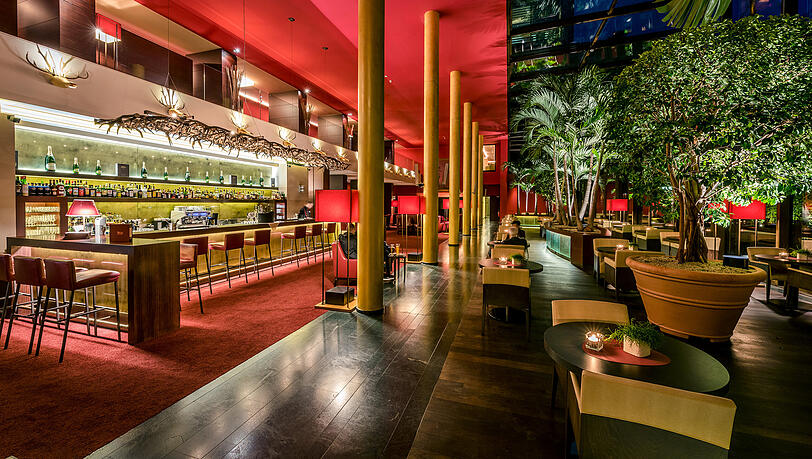 Die Palm Lounge vereint Eleganz mit Gemütlichkeit. Zudem gibt es jeden Samstagabend ausgewählte Live Musik. Die Palm Lounge vereint Eleganz mit Gemütlichkeit. Zudem gibt es jeden Samstagabend ausgewählte Live Musik.