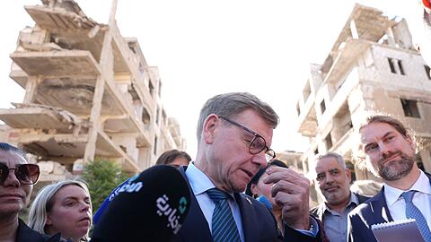 Außenminister Johann Wadephul (CDU) am Donnerstag in Harasta, einer weitgehend zerstörten Stadt Harasta, einer Vorstadt von Damaskus. Äußerungen über die Rückkehr von Syrern lösten Irritationen in den Reihen der Union aus.
