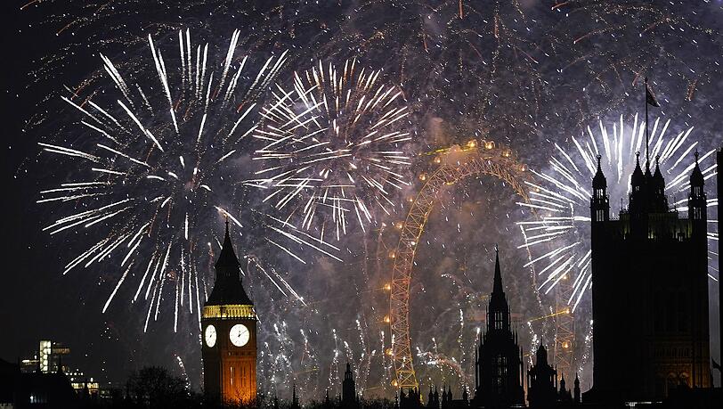 Mehr als Hunderttausend Menschen haben das neue Jahr mit einem Mega-Feuerwerk in London begr&uuml;&szlig;t.