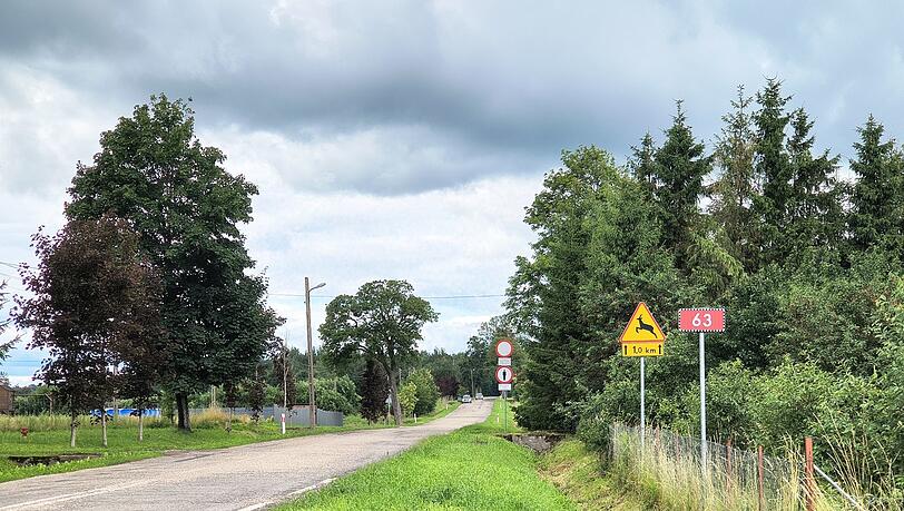 Wildtiere d&uuml;rfen passieren, f&uuml;r alle anderen ist hier das Ende der Nato erreicht: Hinweisschilder wenige Hundert Meter von der Grenze zu Russland untersagen die Weiterfahrt mit dem Auto und auch das Weitergehen zu Fu&szlig;.