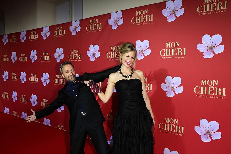 Wer hat hier wen an der Leine? Krimi-Schauspieler Thomas Darchinger mit seiner Lebensgefährtin Katharina Schwarz auf der Charity-Gala "Mon Chéri Barbara-Tag" im Schloss Nymphenburg.