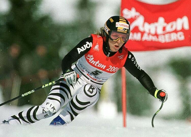 Viel Sport mit der Familie

Martina Ertl-Renz (40), Ex-Skirennläuferin
"Die Familie hält mich fit. Ich habe zwei kleine Kinder, mein Sohn ist vier, meine Tochter sechs Jahre alt. Wenn sie Fahrrad fahren, jogge ich oft nebenher, wir sind zusammen in den Bergen oder auf der Skipiste. Wir leben auf dem Land und sind daher oft draußen an der Kletterwand im Garten oder im Sportverein."