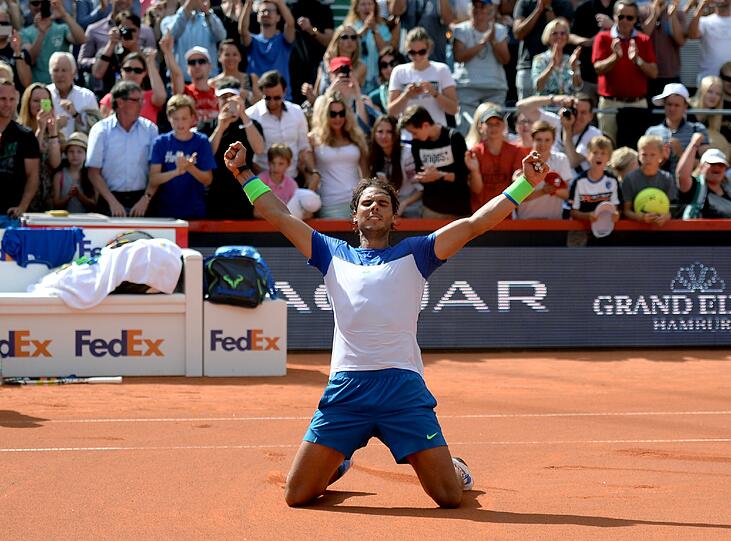 Ein sichtlich erleichterter Nadal feiert seinen Turniersieg in Hamburg.