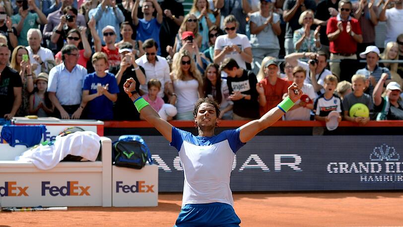 Ein sichtlich erleichterter Nadal feiert seinen Turniersieg in Hamburg. Ein sichtlich erleichterter Nadal feiert seinen Turniersieg in Hamburg.