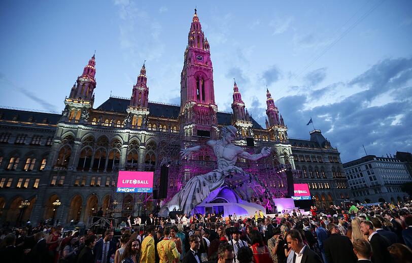 Wilde Kostüme und gute Laune - Impressionen vom Life Ball 2017 in Wien.