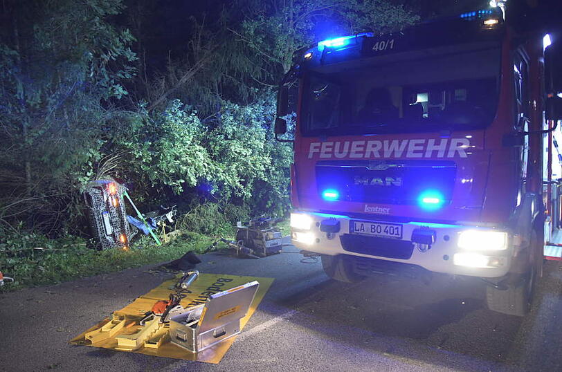 Tödlicher Unfall: Münchner verliert Kontrolle über den Erlkönig - Beifahrerin stirbt.