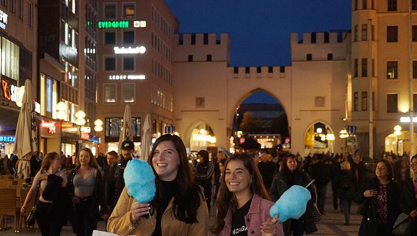 Bis Mitternacht waren die Geschäfte bei der langen Shoppingnacht geöffnet. Bis Mitternacht waren die Geschäfte bei der langen Shoppingnacht geöffnet.