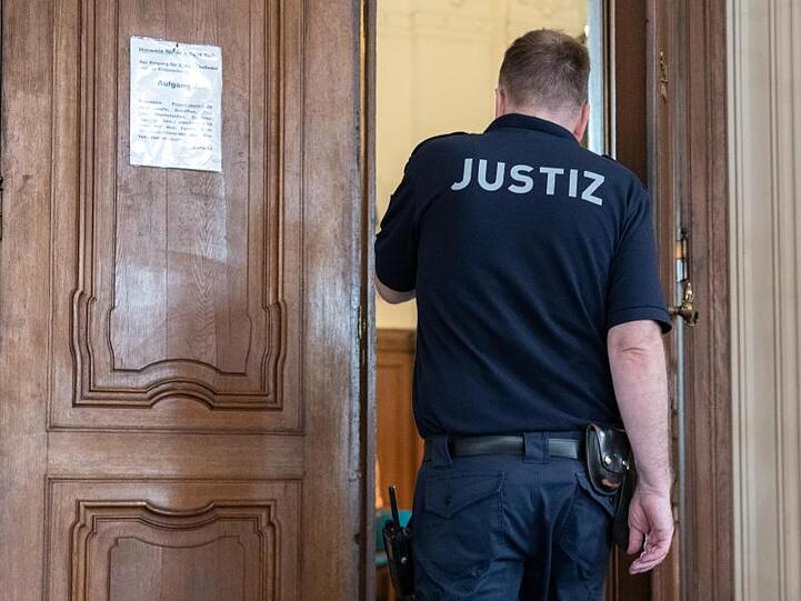 Ein Justizbeamter geht in den Verhandlungssaal im Kriminalgericht Moabit. Dort muss sich Ali K. wegen des Mordes an der Schülerin Georgine verantworten.