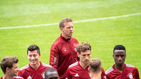 Will mit Bayern seinen ersten Titel als Proficoach holen: Julian Nagelsmann (hinten).