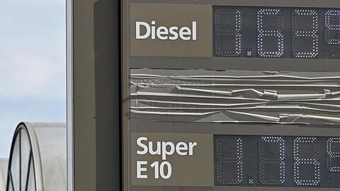 An einer Tankstelle werden die Preise für die unterschiedlichen Kraftstoffe angezeigt. (Archivbild).