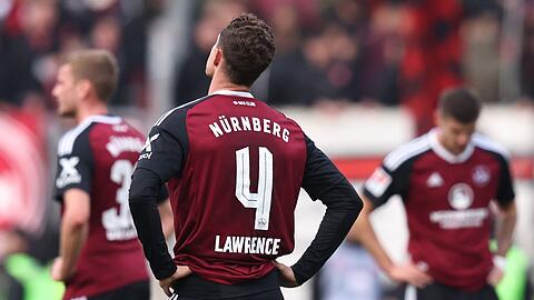 Die Nürnberger Christoph Daferner (l-r), James Lawrence und Erik Wekesser stehen nach dem Abpfiff auf dem Platz.