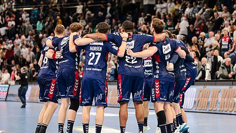 Die Spieler der SG Flensburg-Handewitt bejubeln den Sieg beim THW Kiel.