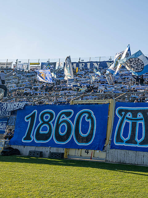 Ort der Nostalgie: Das Grünwalder Stadion hat sich seit Jahrzehnten kaum verändert. Im Bild: Die 1860-Fans bei einem Spiel gegen Rostock am 30. November 2024.