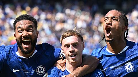 Chelsea-Jubel nach dem zweiten Treffer von Cole Palmer (M) mit Kapitän Reece James und Stürmer João Pedro, der später das 3:0 erzielte.