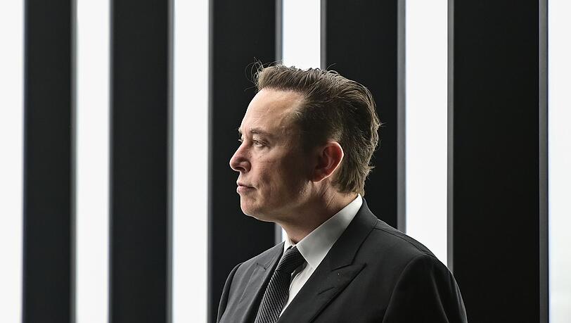 Musk könnte Aktien im Wert von einer Billion Dollar bekommen - wenn Tesla in zehn Jahren ambitionierte Ziele erfüllt. (Archivbild) Musk könnte Aktien im Wert von einer Billion Dollar bekommen - wenn Tesla in zehn Jahren ambitionierte Ziele erfüllt. (Archivbild)