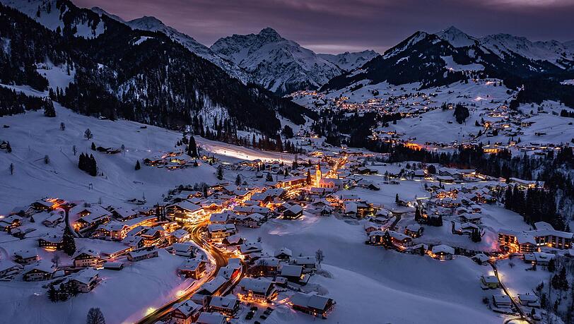 Abendstimmung in Riezlern im verschneiten Kleinwalsertal, dem neuen Ziel der Flixbus-Route ab München. Abendstimmung in Riezlern im verschneiten Kleinwalsertal, dem neuen Ziel der Flixbus-Route ab München.
