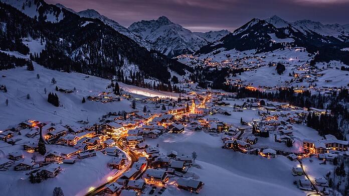 Abendstimmung in Riezlern im verschneiten Kleinwalsertal, dem neuen Ziel der Flixbus-Route ab München. Abendstimmung in Riezlern im verschneiten Kleinwalsertal, dem neuen Ziel der Flixbus-Route ab München.