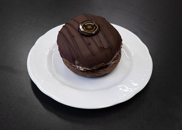 W&uuml;rde sich auch in einem Wiener Kaffeehaus gut machen, gibt&rsquo;s aber nur in M&uuml;nchen: der Wiener-Krapfen von Rischart.