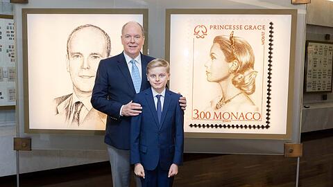 Albert II. und Prinz Jacques im Briefmarken- und M&uuml;nzmuseum.
