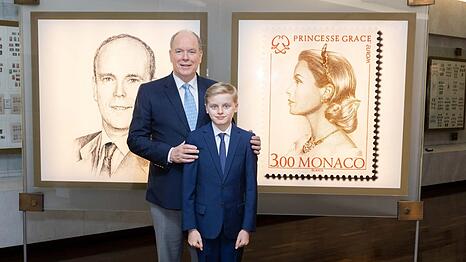 Albert II. und Prinz Jacques im Briefmarken- und M&uuml;nzmuseum.