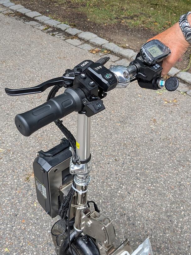 Der Griff der elektrisch betriebenen Gehhilfe. Der Griff der elektrisch betriebenen Gehhilfe.