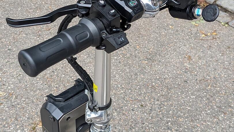 Der Griff der elektrisch betriebenen Gehhilfe. Der Griff der elektrisch betriebenen Gehhilfe.