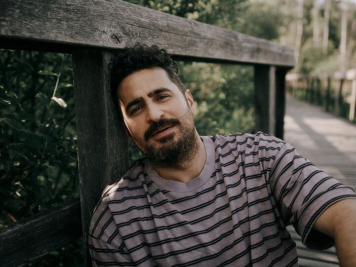 Uğur Kaya (38) blickt als Schauspieler mit t&uuml;rkischen Wurzeln auf seine Karriere und die Ver&auml;nderungen in der Branche zur&uuml;ck.