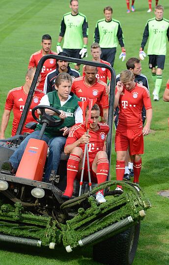 Die Bayern auf dem Weg zum Teamfoto.