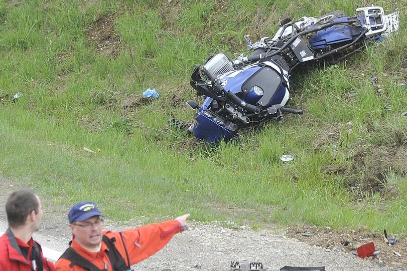 Horror-Unfall bei Aschheim: Der Motorrad-Fahrer und die Beifahrerin sterben noch am Unfallort