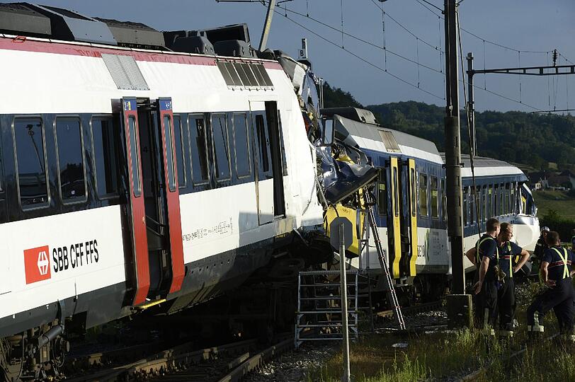 Im Westen der Schweiz sind zwei Regionalzüge frontal zusammengestoßen.
