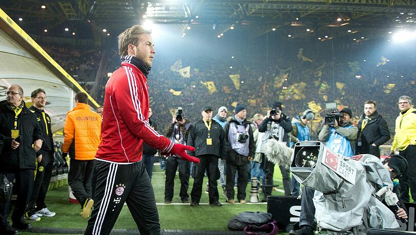 Mario Götze betritt in Dortmund das Stadion - gellende Pfiffe erwarten ihn. Mario Götze betritt in Dortmund das Stadion - gellende Pfiffe erwarten ihn.