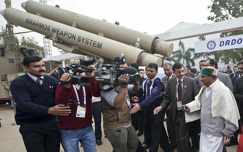 Defence Expo 2014: Die irren Bilder von der Waffen-Messe in Indien