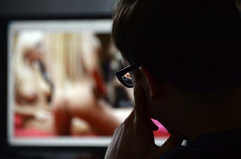 Jugendliche kommen schon sehr früh im Internet mit Pornografie in Berührung.