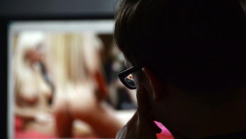 Jugendliche kommen schon sehr früh im Internet mit Pornografie in Berührung. Jugendliche kommen schon sehr früh im Internet mit Pornografie in Berührung.