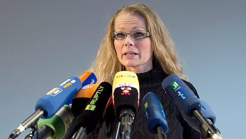 Bei einer Pressekonferenz gab die frühere Pegida-Sprecherin Kathrin Oertel den Namen der neu gegründeten Bewegung bekannt. Sie nennt sich "Direkte Demokratie für Europa". Bei einer Pressekonferenz gab die frühere Pegida-Sprecherin Kathrin Oertel den Namen der neu gegründeten Bewegung bekannt. Sie nennt sich "Direkte Demokratie für Europa".