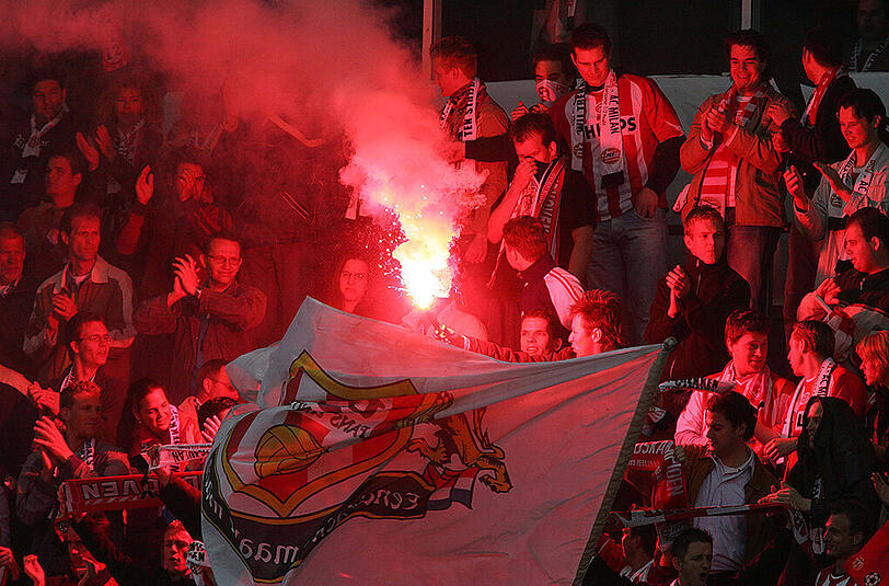 Böller und Bengalos: Immer wieder sorgen PSV-Fans für Aufregung im Stadion.
